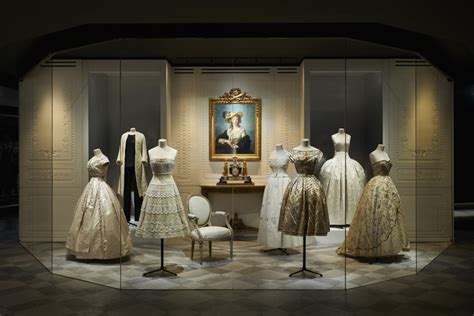 dior expositie londen